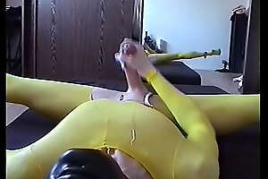 Die Fruchtmilch spritzt in gelbem Nylon aus meinem zuckenden und krampfenden Koerper - milking and cumming in yellow nylon pantyhose catsuit - Perspektive 6
