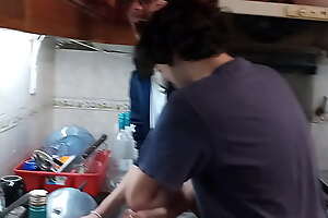 Roberto se folla a paula mientras lava los platos