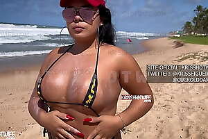 Kriss Hotwife Bucetuda na praia com seu biquini que mal cobre a buceta  Vídeo Completo no RED