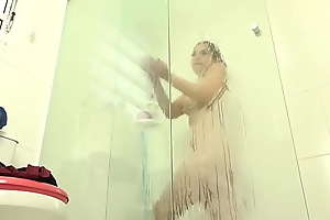 Nina Lins tomando um banho gostoso!!!