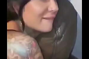 Morena tatuada bunduda dando sua buceta de quatro no sofá